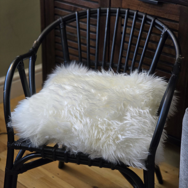 Funda de cojín de lujo de piel de oveja auténtica: suave y afelpada para una comodidad acogedora.